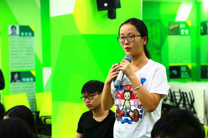 现场同学踊跃咨询